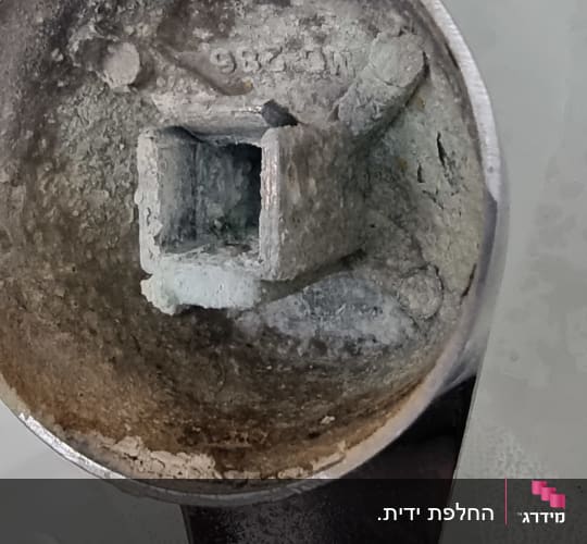 חלק פנימי של ברז עם חלודה ולכלוך